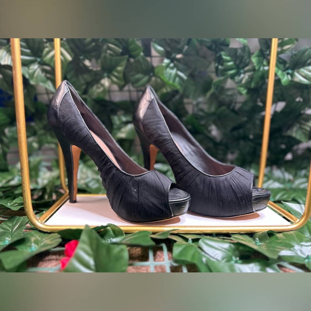 Black Pumps